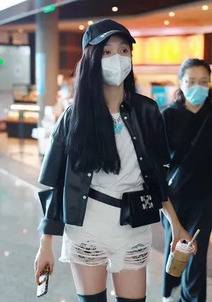 吴宣仪黑皮衣长筒靴又飒又美机场照图片
