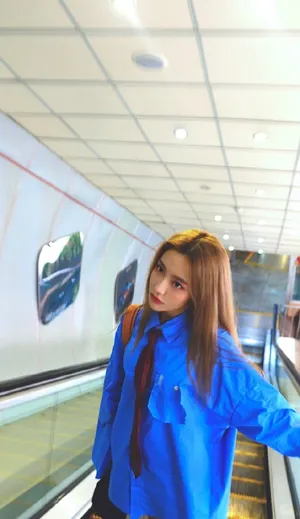 王艺瑾黄发蓝衬衫明艳写真图片
