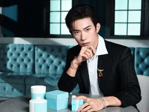 易烊千玺湿发皮衣帅气写真图片