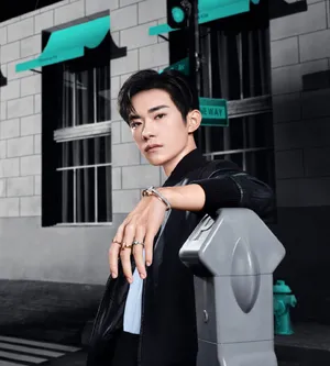 易烊千玺湿发皮衣帅气写真图片_3
