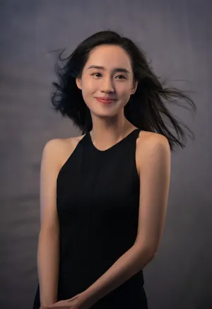 王智黑裙性感甜酷写真图片