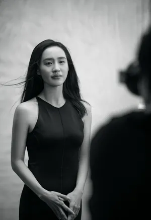 王智黑裙性感甜酷写真图片