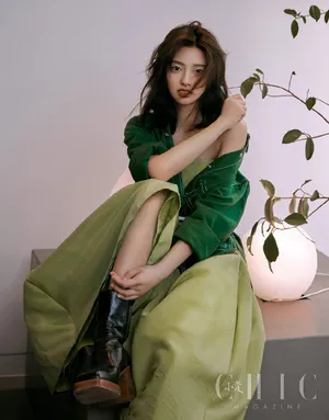 徐若晗少女感时尚写真图片
