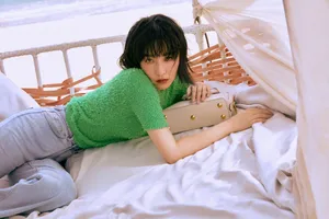 阚清子绿色毛衣慵懒休闲写真图片