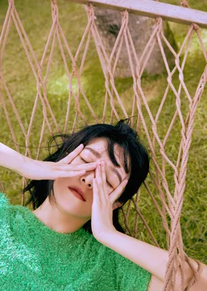 阚清子绿色毛衣慵懒休闲写真图片_3