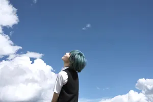 成果蓝发短裙草原写真图片_4