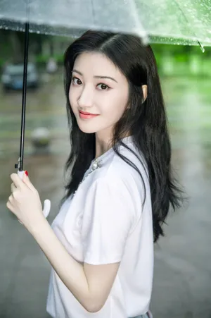 景甜清新休闲风雨中写真图片
