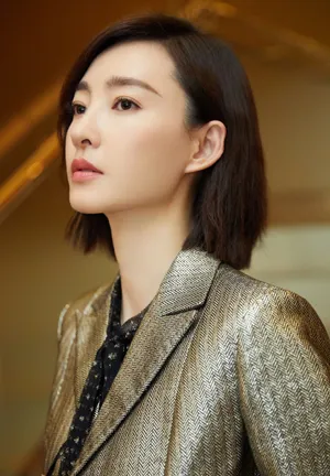 王丽坤条纹西装魅力写真图片