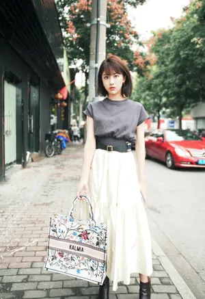 李艺彤清新少女街拍图片