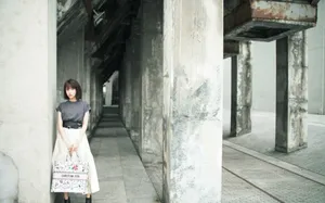 李艺彤清新少女街拍图片