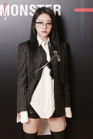 喻言眼镜西装冷艳活动图片_4