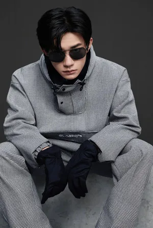 易烊千玺摩登酷帅眼镜大片写真图片