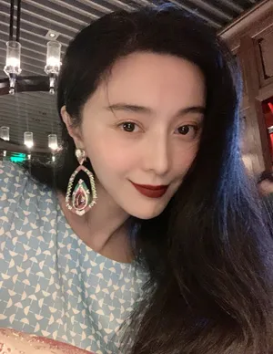 范冰冰性感红唇黑发唯美魅力自拍图片