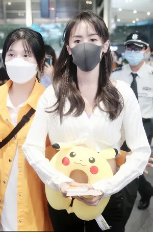 袁冰妍笑眼弯弯长发温柔可人机场照图片