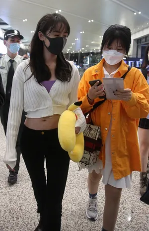 袁冰妍笑眼弯弯长发温柔可人机场照图片_1