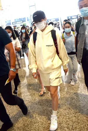 李宇春黄色卫衣短裤套装秀长腿机场照图片_1