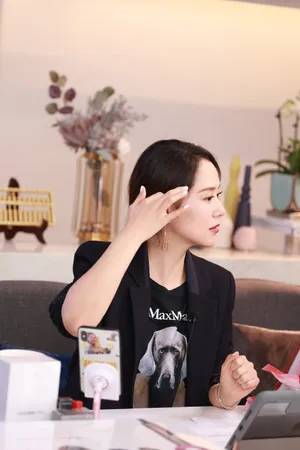 海清优雅时尚活动照图片