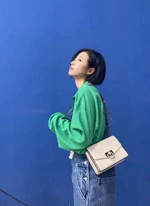 周雨彤清新休闲风生活照图片