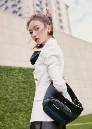 吴谨言白色修身西装性感写真_7