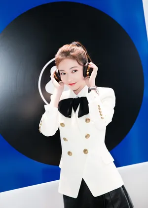 吴谨言白色修身西装性感写真_13