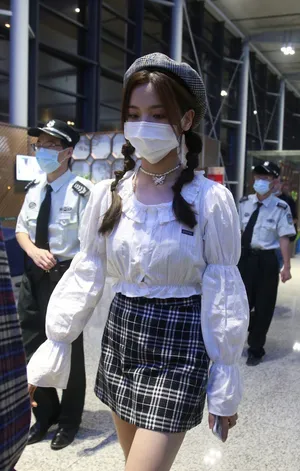 杨超越贝雷帽双马尾短裙秀美腿机场照图片_2