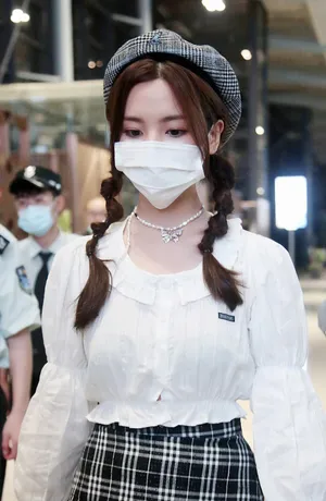 杨超越贝雷帽双马尾短裙秀美腿机场照图片_4