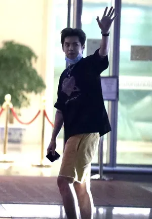 吴亦凡印花T恤造型低调时髦机场照图片