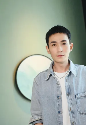 朱一龙休闲装扮寸头男友力十足帅照图片_5