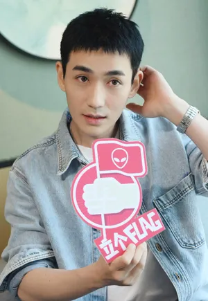 朱一龙休闲装扮寸头男友力十足帅照图片_6