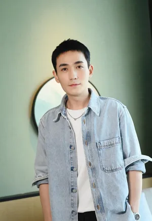 朱一龙休闲装扮寸头男友力十足帅照图片_7