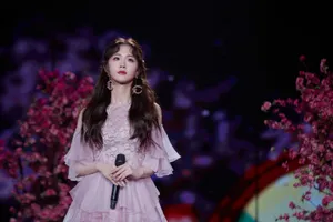 徐紫茵粉裙甜美浪漫舞台照图片_4
