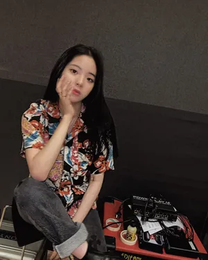 欧阳娜娜花衬衫牛仔裤港风十足美照图片