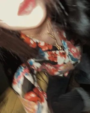 欧阳娜娜花衬衫牛仔裤港风十足美照图片_1