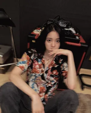 欧阳娜娜花衬衫牛仔裤港风十足美照图片_2