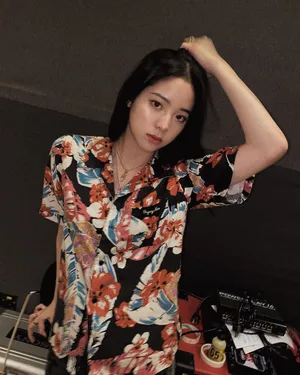 欧阳娜娜花衬衫牛仔裤港风十足美照图片_3