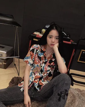 欧阳娜娜花衬衫牛仔裤港风十足美照图片_4
