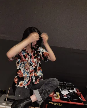 欧阳娜娜花衬衫牛仔裤港风十足美照图片_5