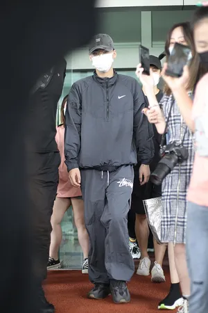 李易峰黑色系低调穿搭硬朗帅气机场照图片