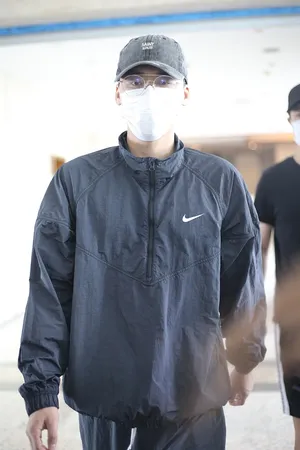 李易峰黑色系低调穿搭硬朗帅气机场照图片_1