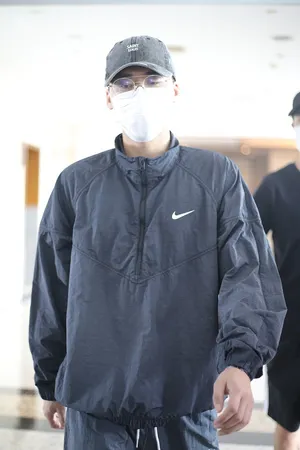 李易峰黑色系低调穿搭硬朗帅气机场照图片_2