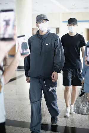 李易峰黑色系低调穿搭硬朗帅气机场照图片_3