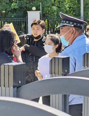 赵今麦高马尾白T恤装扮元气满满街拍图片