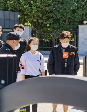 赵今麦高马尾白T恤装扮元气满满街拍图片_3