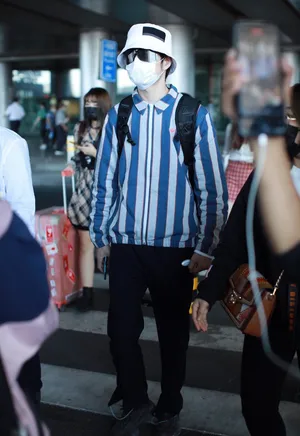 张颜齐条纹运动衫清爽帅气时髦机场照图片_2
