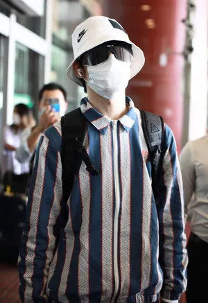 张颜齐条纹运动衫清爽帅气时髦机场照图片_3