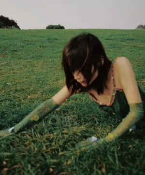 田原绿裙清秀自然风写真图片_6