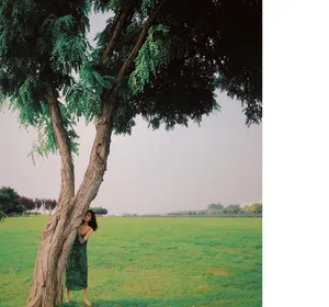 田原绿裙清秀自然风写真图片_9
