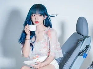 程潇蓝发性感甜美写真图片_6