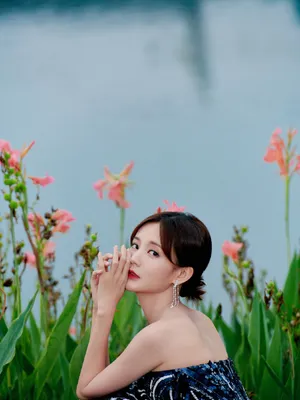 李一桐抹胸长裙性感写真图片_4