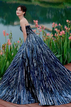 李一桐抹胸长裙性感写真图片_6